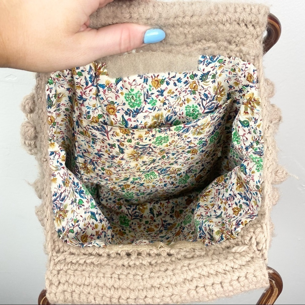 Vintage | Brown Knit Handbag with Tortoise Handles and Floral Interior - Picture 3 of 4
